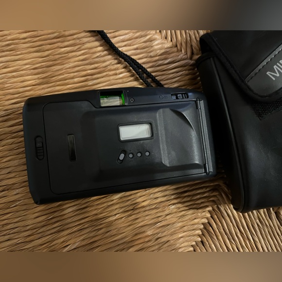 Vintage Minolta F15BF 35mm film camera case has fixed-focus lens built-in flash - Picture 4 of 6